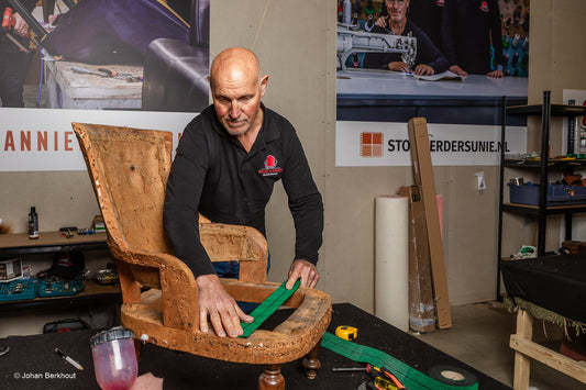 Twee populaire keuzes voor eetkamerstoelen: velours en microleder