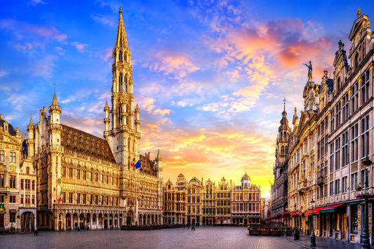panoramic view of the Grand Place in Brussels, Belgium with historic architecture and golden facades at sunset – landmark image for meubelstoffering and furniture upholstery services in België.