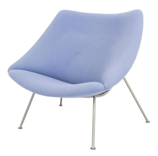 Specialistische bekleding voor een designfauteuil met een elegante schelpvorm